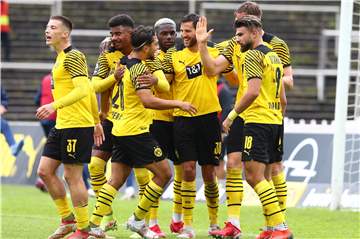 Die Spieler von Borussia Dortmund bejubeln einen ihrer vier Treffer gegen den MSV Duisburg.