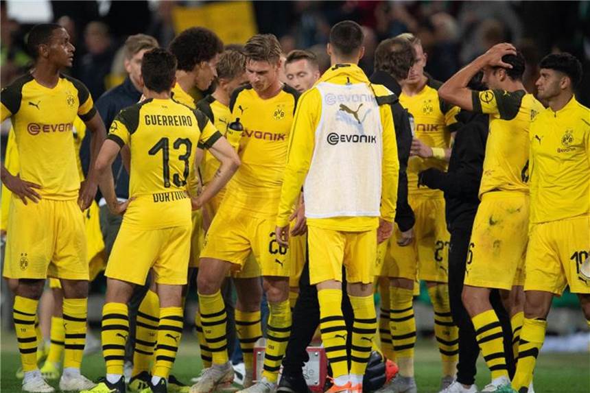 Favre nach 0:0 in Hannover bedient: „Viel Arbeit vor uns“ Die Spieler von Borussia Dortmund stehen nach dem unbefriedigenden 0:0 bei Hannover 96 auf dem Spielfeld zusammen. Foto: Swen Pförtner