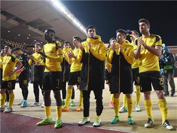 Die Spieler von Borussia Dortmund verabschieden sich mit Applaus von den nach Monaco mitgereisten Fans. Foto: Bernd Thissen