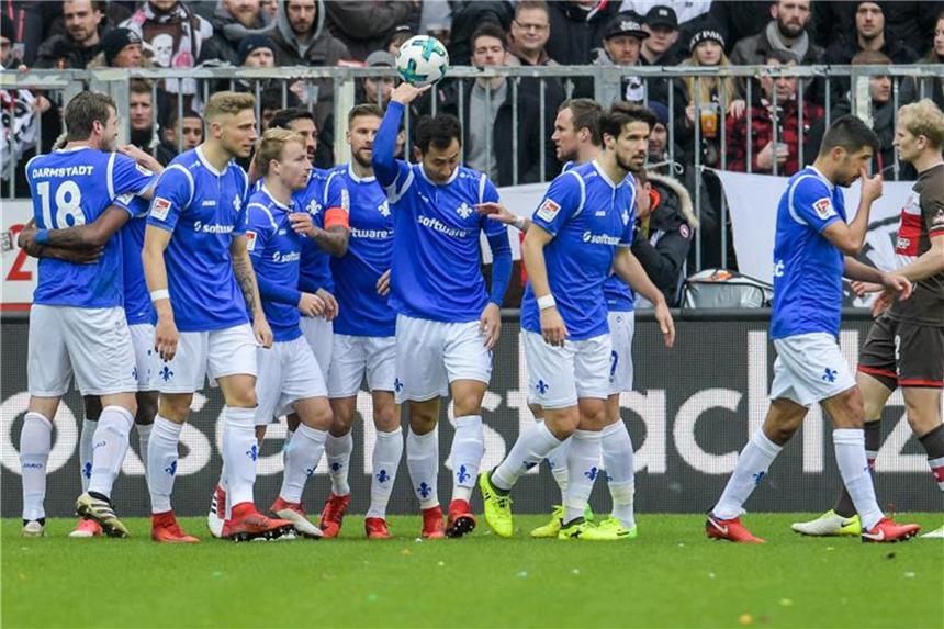 FC St. Pauli verliert Heimspiel gegen Darmstadt 98 Die Spieler von Darmstadt 98 feiern das Tor zum 1:0 beim FC St. Pauli. Foto: Axel Heimken