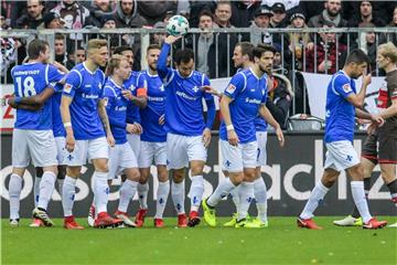 Die Spieler von Darmstadt 98 feiern das Tor zum 1:0 beim FC St. Pauli. Foto: Axel Heimken