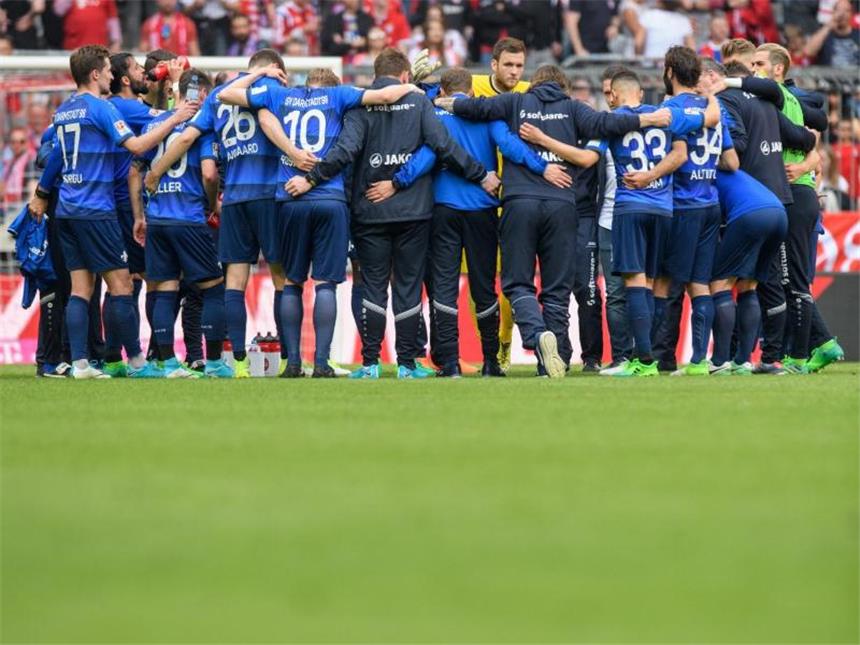 Darmstadt steigt nach 0:1 beim FC Bayern ab Die Spieler von Darmstadt 98 stehen nach Spielende im Kreis zusammen. Foto: Matthias Balk