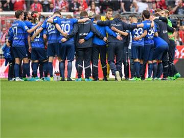 Die Spieler von Darmstadt 98 stehen nach Spielende im Kreis zusammen. Foto: Matthias Balk