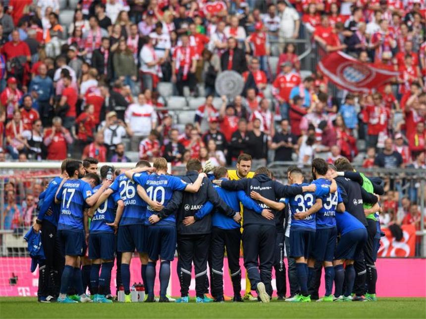 Die bewegten Jahre von Darmstadt 98 Die Spieler von Darmstadt 98 stehen nach Spielende und feststehendem Abstieg im Kreis zusammen. Foto: Matthias Balk
