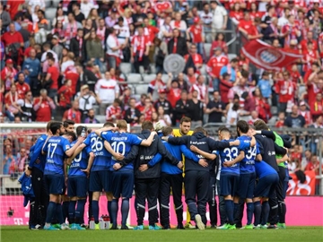 Die Spieler von Darmstadt 98 stehen nach Spielende und feststehendem Abstieg im Kreis zusammen. Foto: Matthias Balk