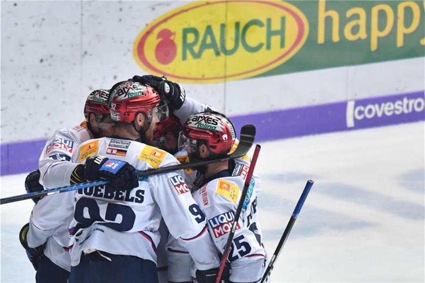Berlin vermasselt Münchner DEL-Meisterparty Die Spieler von den Eisbären Berlin jubeln nach dem Treffer zum 3:1. In der Serie verkürzen die Eisbären auf 2:3. Foto: Peter Kneffel