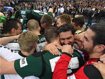 Die Spieler von DHfK Leipzig feiern den Einzug ins Halbfinale des DHB-Pokals. Foto: Hendrik Schmidt