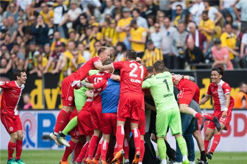 Düsseldorf feiert Aufsteiger - Hunderte Fans am Flughafen Die Spieler von Fortuna Düsseldorf jubeln nach dem Spiel. Foto: Sebastian Kahnert