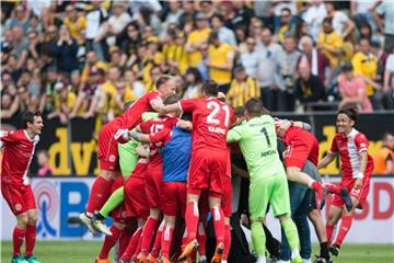 Die Spieler von Fortuna Düsseldorf jubeln nach dem Spiel. Foto: Sebastian Kahnert