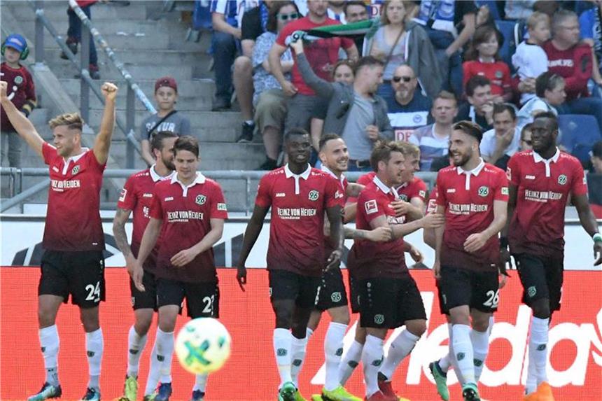 Hannovers Trotz-Truppe: Souveräne Rettung trotz Störfeuern Die Spieler von Hannover 96 feiern den 3:0-Sieg über Hertha. Foto: Peter Steffen