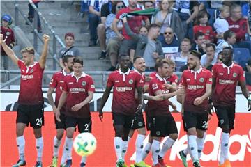 Die Spieler von Hannover 96 feiern den 3:0-Sieg über Hertha. Foto: Peter Steffen
