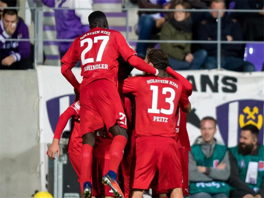 Aufsteiger Kiel nach 3:0 in Aue Tabellenführer Die Spieler von Holstein Kiel jubeln über den 3:0-Sieg in Aue. Foto: Thomas Eisenhuth