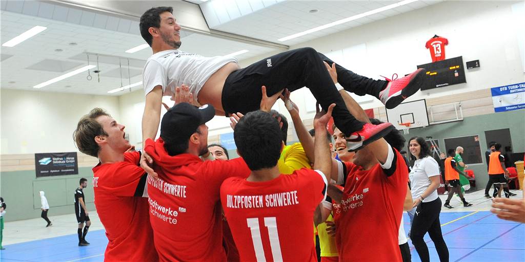 Tolles Drehbuch für Holzpfosten-Abschiedsparty - mit Vier-Tore-Mann als Hauptdarsteller Die Spieler von Holzpfosten Schwerte 05 ließen ihren scheidenden Trainer Ronaldo Milani hochleben.