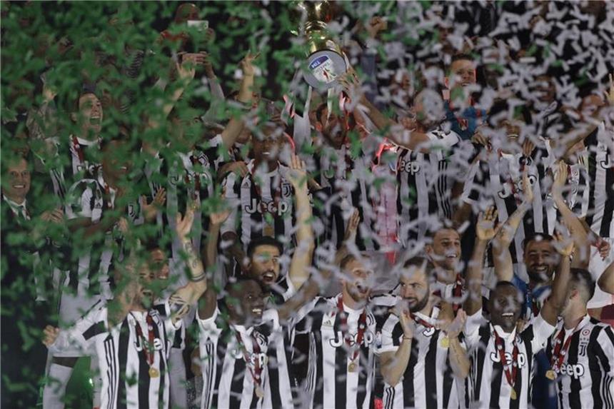 Juve holt zum vierten Mal in Serie die Coppa Italia Die Spieler von Juventus Turin feiern den Sieg im Pokalfinale. Foto: Gregorio Borgia/AP
