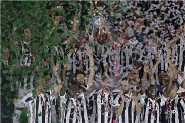 Die Spieler von Juventus Turin feiern den Sieg im Pokalfinale. Foto: Gregorio Borgia/AP