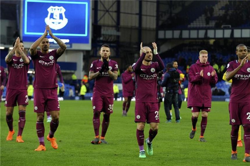 Die englischen Fußballmeister Die Spieler von Manchester City bedanken sich nach einer Partie bei den Fans. Foto: Rui Vieira/AP