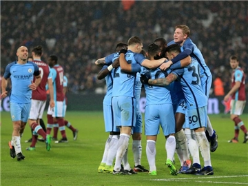 Die Spieler von Manchester City feiern den souveränen Sieg über West Ham United. Foto: Nigel French