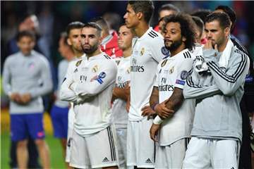 Die Spieler von Real Madrid verfolgen nach dem 2:4 gegen Atlético Madrid im Supercup niedergeschlagen die Siegerehrung. Foto: Marius Becker