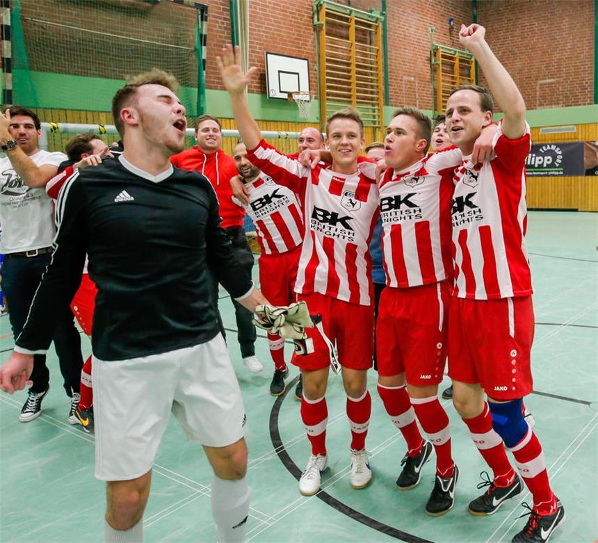 Alle Teilnehmer der Endrunde stehen fest Die Spieler von Westfalia Huckarde feiern den Einzug in die Endrunde.