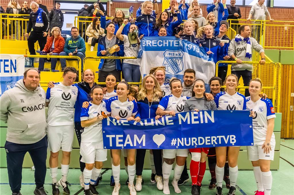 Die Spielerinnen de TV Brechten feierten ihren zweiten Platz mit den Fans.