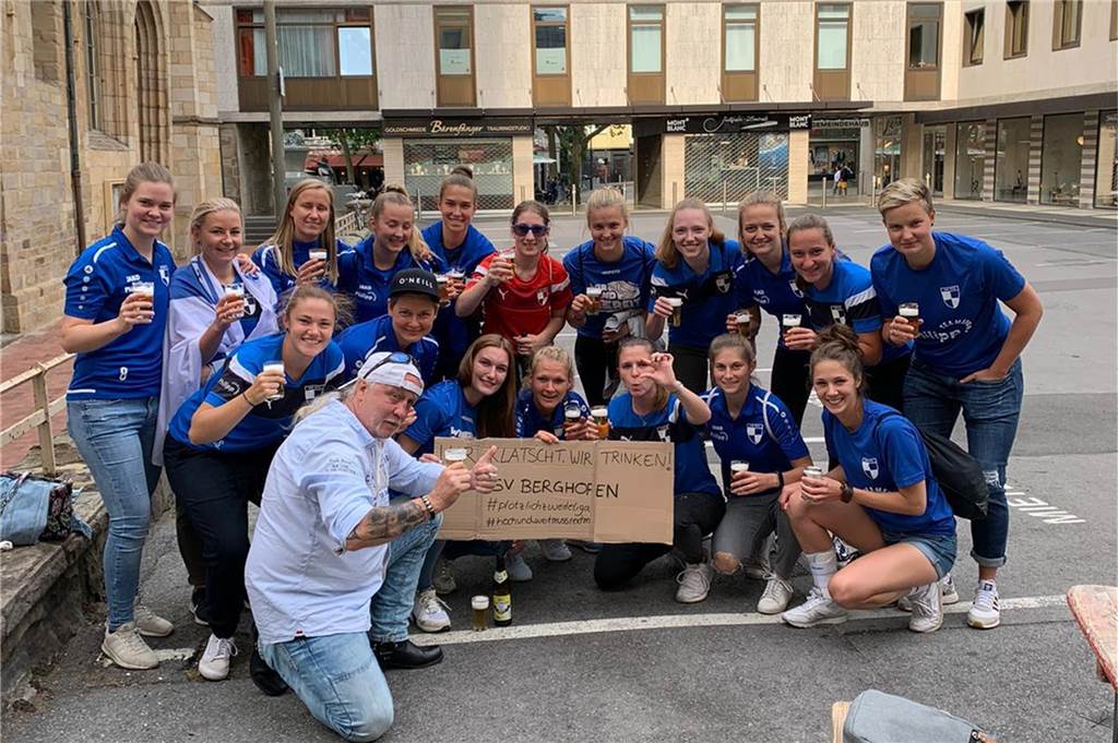 Frauenfußball 2. Liga: Dortmunder Aufsteiger muss für Heimspiele umziehen Die Spielerinnen des SV Berghofen feierten den Aufstieg in der Innenstadt. Dieses Foto entstand vor einer bekannten Dortmunder Kneipe.