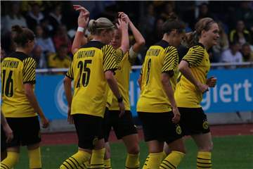 Die Spielerinnen von Borussia Dortmund laufen am Sonntag auf dem Sportplatz des SV Südkirchen auf.