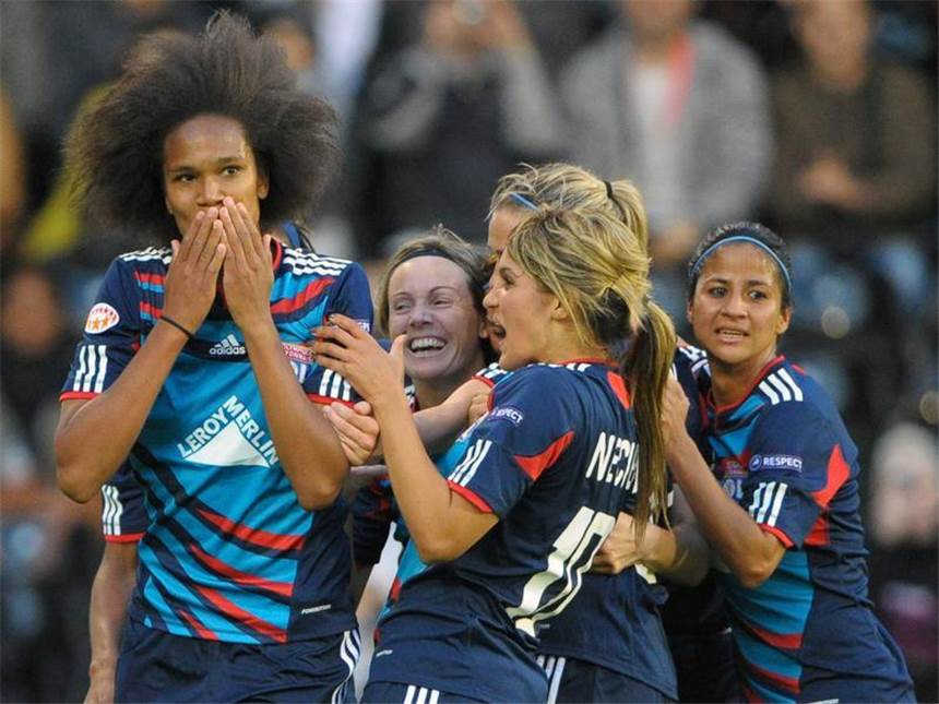 Potsdams Frauen verpassen Champions-League-Krone Die Spielerinnen von Lyon jubeln mit der Torschützin Wendie Renard (l).