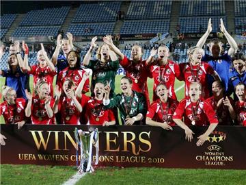 Die Spielerinnen von Turbine Potsdam feiern den Gewinn des CL-Titels.
