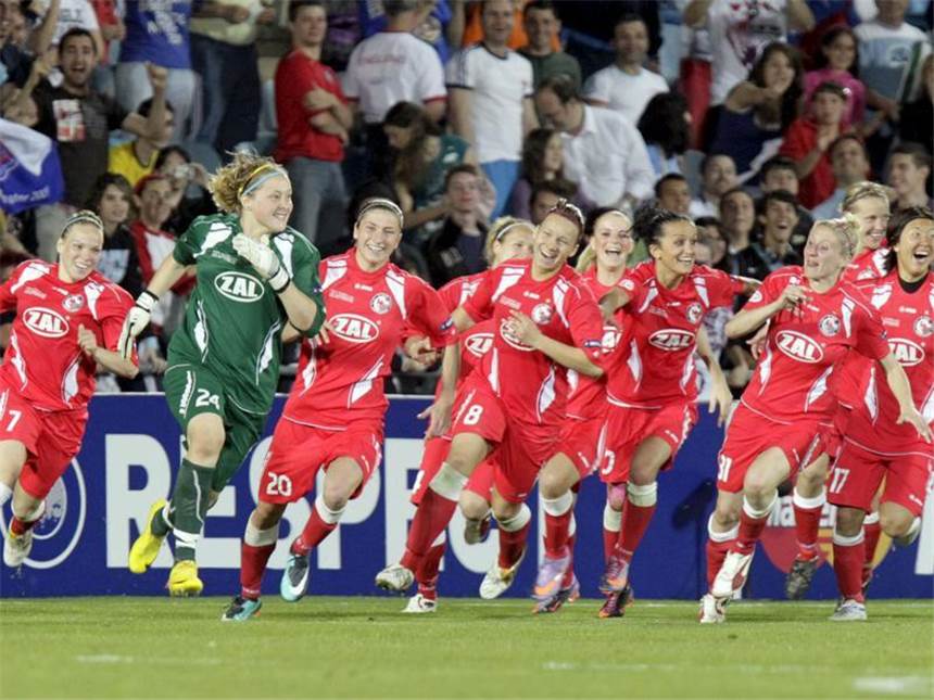 Turbine: Kein Blick für Big Ben - Hotel-Ärger Die Spielerinnen von Turbine Potsdam jubeln nach dem Sieg im Champions-League-Finale 2010.