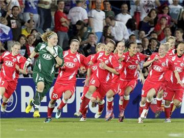 Die Spielerinnen von Turbine Potsdam jubeln nach dem Sieg im Champions-League-Finale 2010.