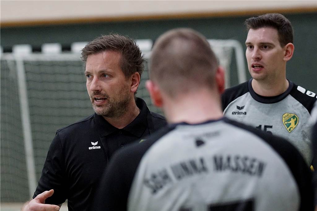Trennung der Handballer von der SG Massen steht kurz bevor: „Mir persönlich tut es weh“ Die Spielgemeinschaft Unna Massen mit Trainer Mathias Uhlenbrock (l.) besteht schon seit einigen Jahren. Nun wird aus der Spiel- die Sportgemeinschaft - und ein eigenständiger Verein. Die Massener Handballer stehen kurz vor der Trennung vom Hauptverein SG Massen, um sich der SGH anzuschließen.