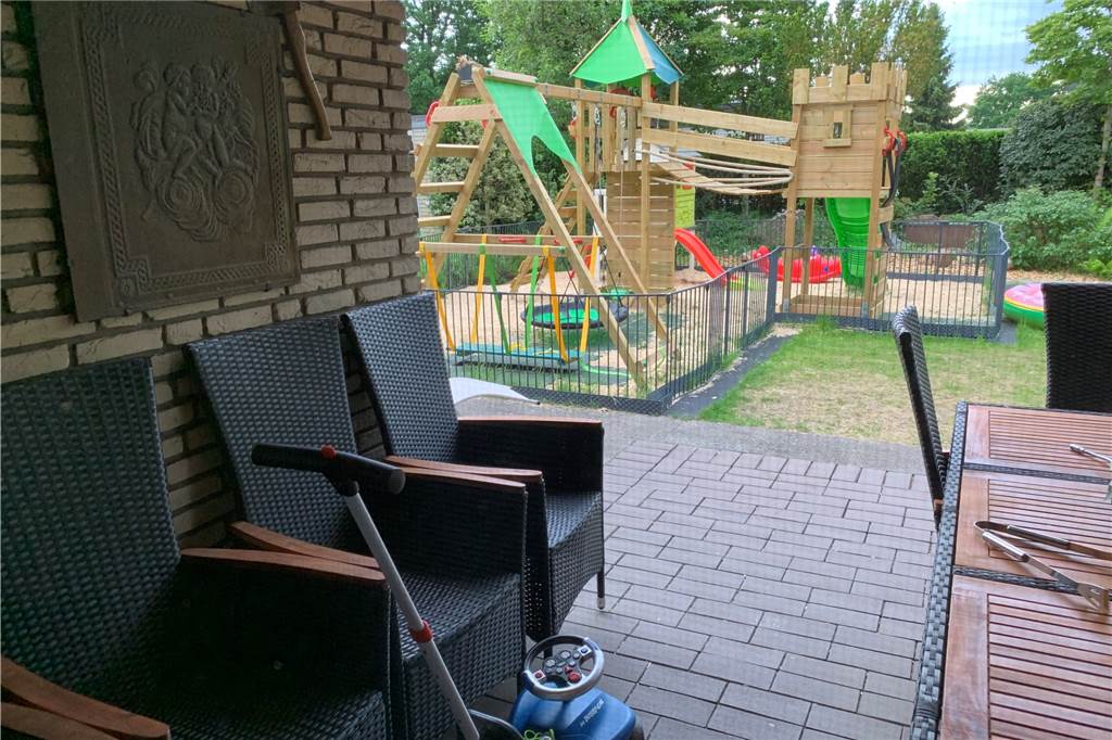 Markus Park wohnt in einem Ludes-Haus: Luxuriöses Leben im Stil der 80er-Jahre Spielplatz für Kinder im Garten von Markus Park