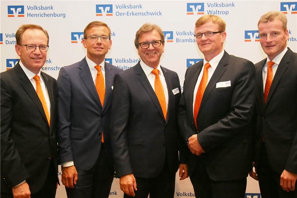 Die Spitze der Volksbank Waltrop während der Vertreterversammlung (v.l.) Vorstandsmitglied Ludger Suttmeyer, Aufsichtsratsmitglied Dr. Thomas Hölscher,  Aufsichtsratsvorsitzender Harald Lamprecht, Aufsichtsratsmitglied Ulrich Beckmann und Vorstandsmitglied Gregor Mersmann