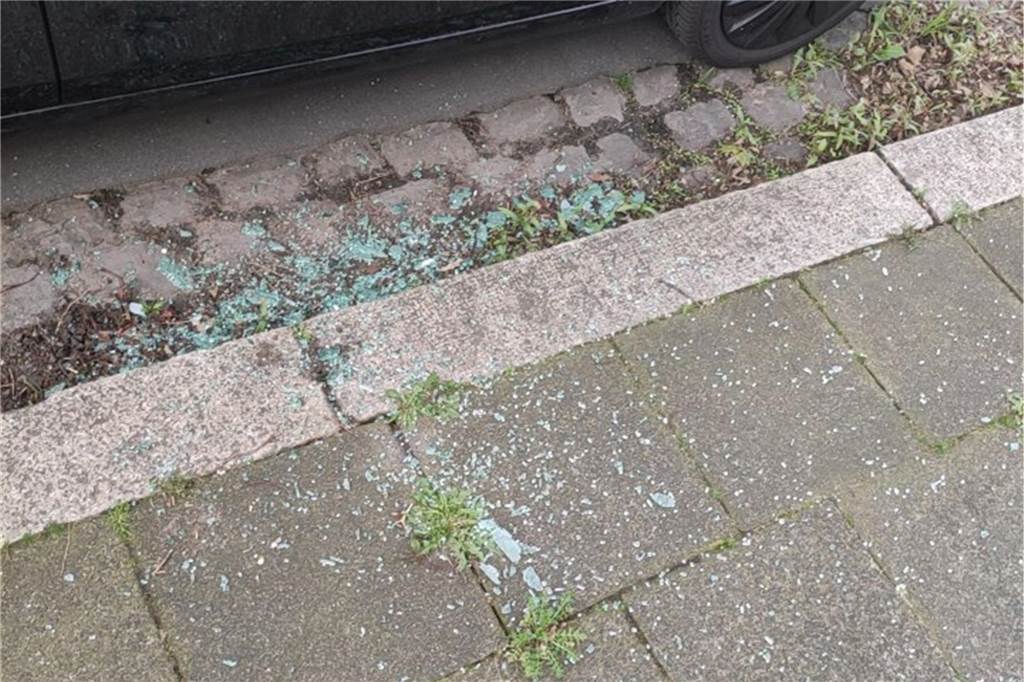 Autoscheibe eingeschlagen: Polizei klingelte Christoph Schulte aus dem Bett Splitter der eingeschlagenen Autoscheibe in der Josefstraße