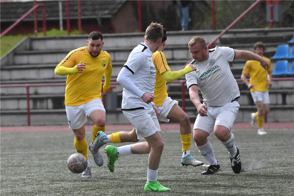 Die Sportfreunde Habinghorst/Dingen konnte gegen den SV Holsterhausen einen überzeugenden 4:2-Sieg einfahren und ist an den Gästen nun auf einen Tabellenplatz herangerückt.