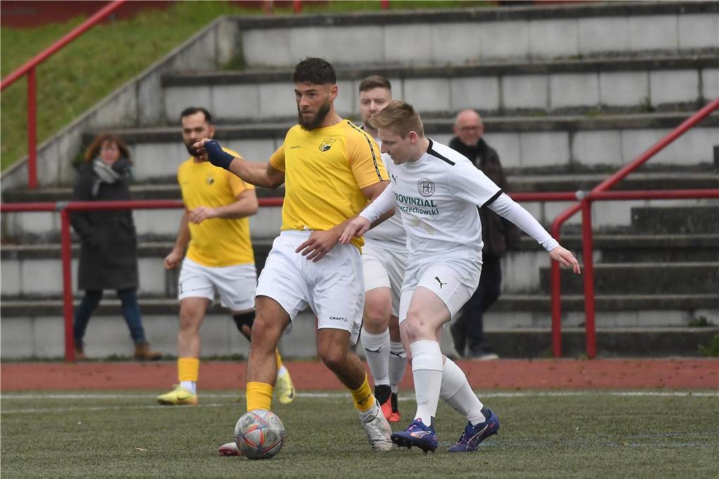 Die Sportfreunde Habinghorst/Dingen konnte gegen den SV Holsterhausen einen überzeugenden 4:2-Sieg einfahren und ist an den Gästen nun auf einen Tabellenplatz herangerückt.