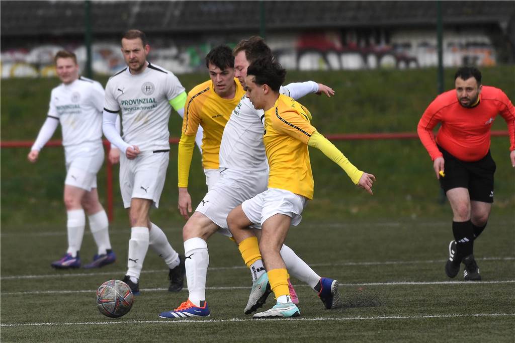 Die Sportfreunde Habinghorst/Dingen konnte gegen den SV Holsterhausen einen überzeugenden 4:2-Sieg einfahren und ist an den Gästen nun auf einen Tabellenplatz herangerückt.