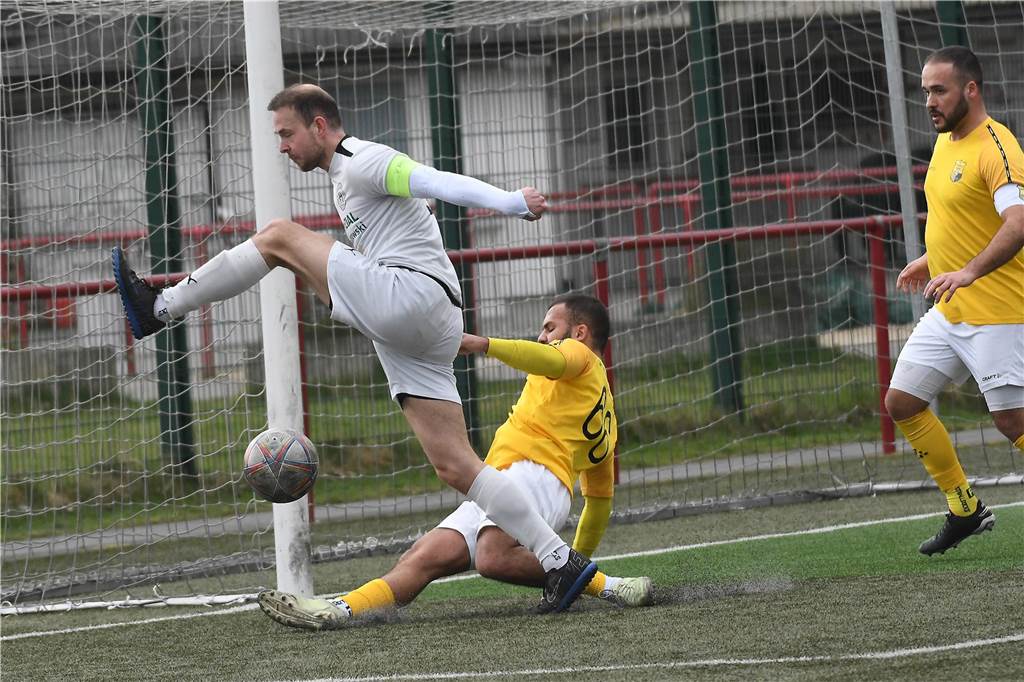 Die Sportfreunde Habinghorst/Dingen konnte gegen den SV Holsterhausen einen überzeugenden 4:2-Sieg einfahren und ist an den Gästen nun auf einen Tabellenplatz herangerückt.