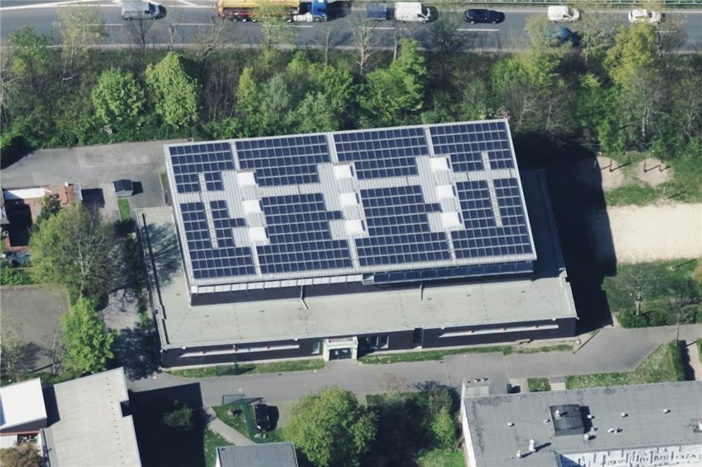 Umfrage bei Fachbetrieben: Was, wenn ich eine Photovoltaik-Anlage möchte? Die Sporthalle des Ernst-Barlach-Gymnasiums in Castrop-Rauxel hat großflächig PV-Module auf dem Dach. Ähnlich ist es am Schulgebäude des ASG und auf anderen Schulen. Aber wer bedeckt mein Privathaus?