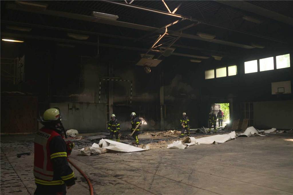 Feuer in Turnhalle: Spürhund der Polizei findet Brandbeschleuniger Die Sporthalle einer Dortmunder Schule hat am Sonntagmorgen gebrannt. Das Foto zeigt das Ausmaß des Feuers