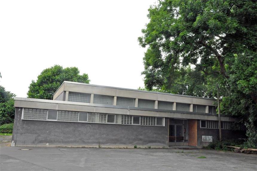Flüchtlinge bald in Turnhallen und Containern? Die Sporthalle in Dingen könnte zu einer Flüchtlingsunterkunft werden