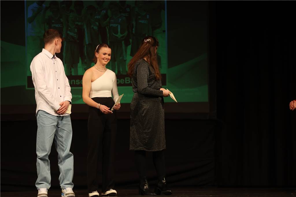Viele Bilder von der Sportlergala in Werne: Strahlende Sieger, spannende Showacts, Tränen Die Sportlergala in Werne hatte einiges zu bieten – von glücklichen Gewinnern über überraschte Preisträger bis zu tollen Showacts. Wir waren mit der Kamera dabei.