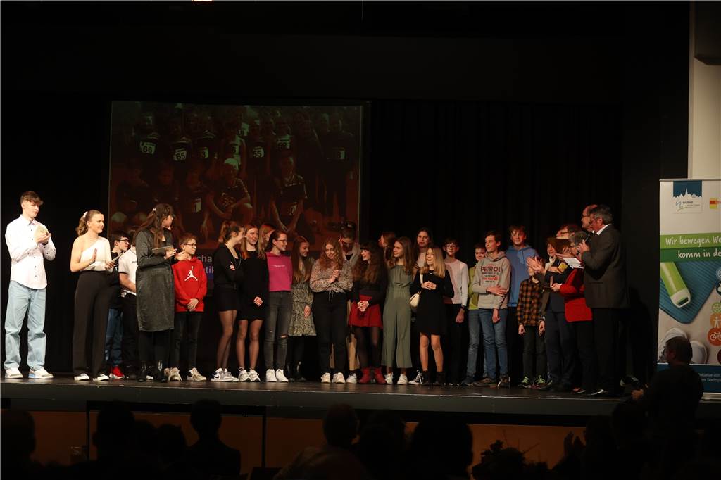 Viele Bilder von der Sportlergala in Werne: Strahlende Sieger, spannende Showacts, Tränen Die Sportlergala in Werne hatte einiges zu bieten – von glücklichen Gewinnern über überraschte Preisträger bis zu tollen Showacts. Wir waren mit der Kamera dabei.