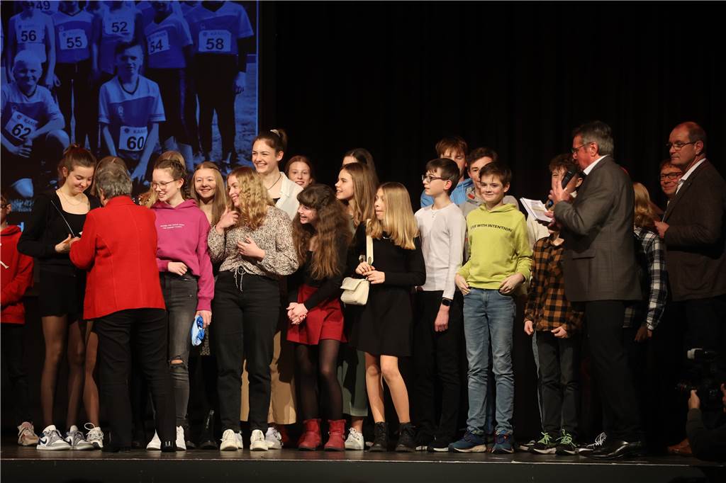 Viele Bilder von der Sportlergala in Werne: Strahlende Sieger, spannende Showacts, Tränen Die Sportlergala in Werne hatte einiges zu bieten – von glücklichen Gewinnern über überraschte Preisträger bis zu tollen Showacts. Wir waren mit der Kamera dabei.