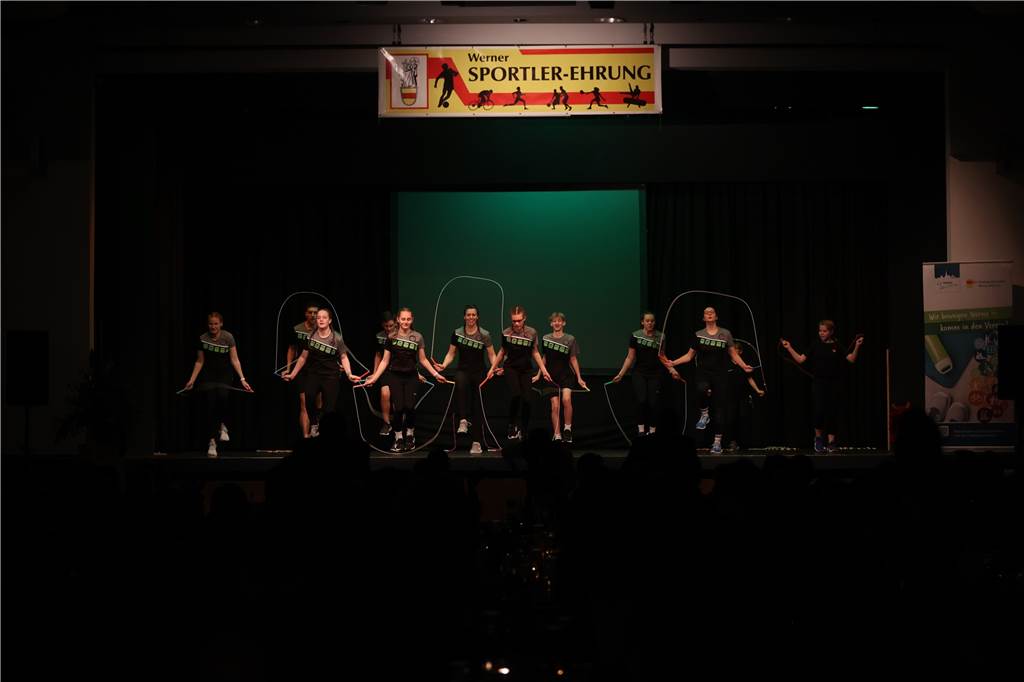 Viele Bilder von der Sportlergala in Werne: Strahlende Sieger, spannende Showacts, Tränen Die Sportlergala in Werne hatte einiges zu bieten – von glücklichen Gewinnern über überraschte Preisträger bis zu tollen Showacts. Wir waren mit der Kamera dabei.