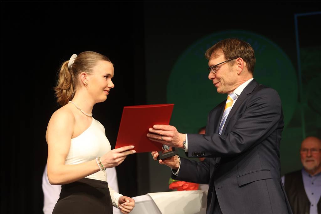 Viele Bilder von der Sportlergala in Werne: Strahlende Sieger, spannende Showacts, Tränen Die Sportlergala in Werne hatte einiges zu bieten – von glücklichen Gewinnern über überraschte Preisträger bis zu tollen Showacts. Wir waren mit der Kamera dabei.