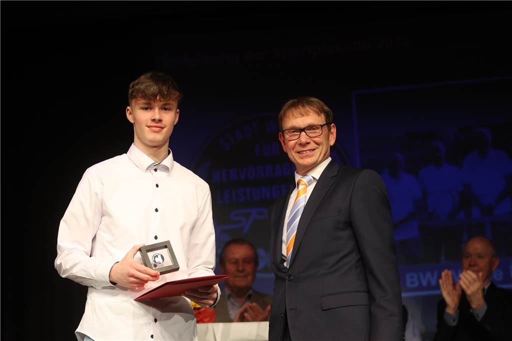 Viele Bilder von der Sportlergala in Werne: Strahlende Sieger, spannende Showacts, Tränen Die Sportlergala in Werne hatte einiges zu bieten – von glücklichen Gewinnern über überraschte Preisträger bis zu tollen Showacts. Wir waren mit der Kamera dabei.