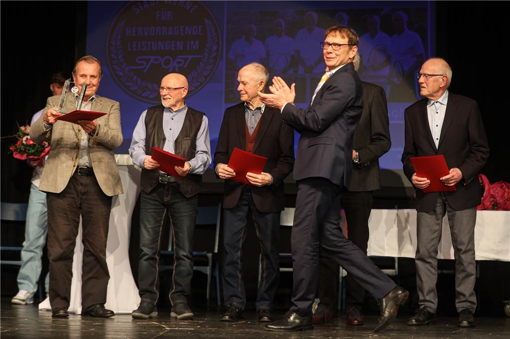 Viele Bilder von der Sportlergala in Werne: Strahlende Sieger, spannende Showacts, Tränen Die Sportlergala in Werne hatte einiges zu bieten – von glücklichen Gewinnern über überraschte Preisträger bis zu tollen Showacts. Wir waren mit der Kamera dabei.