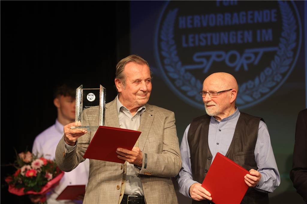 Viele Bilder von der Sportlergala in Werne: Strahlende Sieger, spannende Showacts, Tränen Die Sportlergala in Werne hatte einiges zu bieten – von glücklichen Gewinnern über überraschte Preisträger bis zu tollen Showacts. Wir waren mit der Kamera dabei.