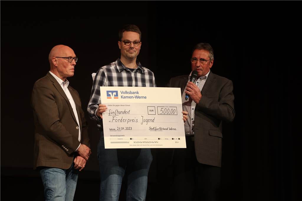 Viele Bilder von der Sportlergala in Werne: Strahlende Sieger, spannende Showacts, Tränen Die Sportlergala in Werne hatte einiges zu bieten – von glücklichen Gewinnern über überraschte Preisträger bis zu tollen Showacts. Wir waren mit der Kamera dabei.